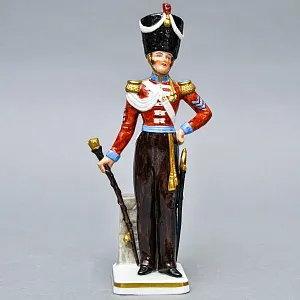 Коллекционная Фарфоровая статуэтка «Солдаты Британской армии. Тамбур - майор», SITZENDORF Германия.