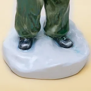 Редкость! Коллекционная статуэтка «Мальчик со снежком», Фаянс ЗиК Конаково, СССР 50-е годы. 