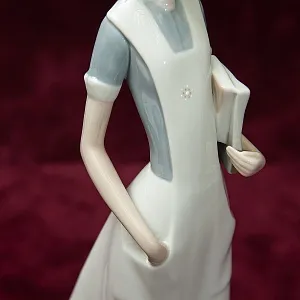 Фарфоровая статуэтка «Молодая Медсестра» из серии «Медицина» Lladro, Daisa, Испания - Н-36 см.