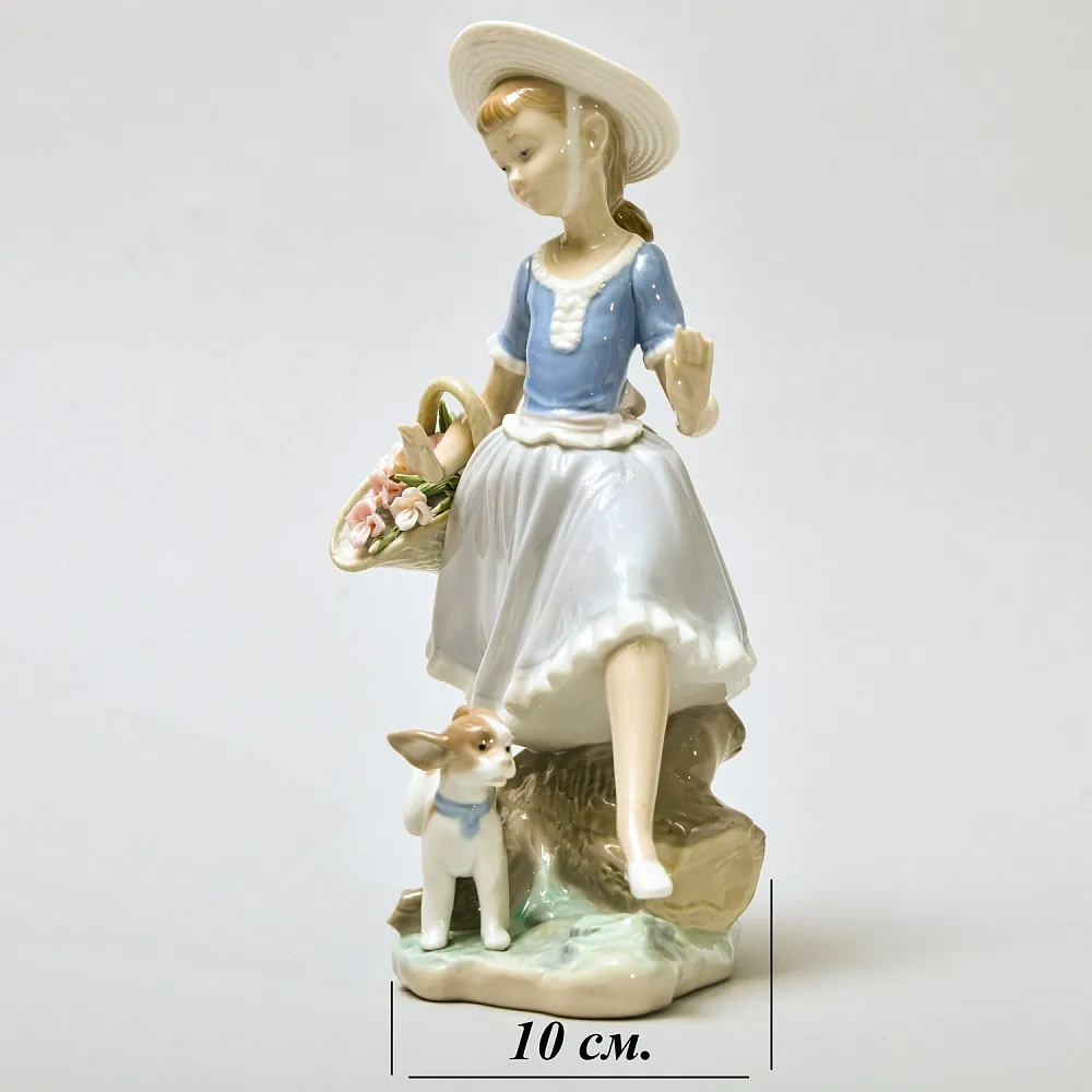 Авторская Фарфоровая Статуэтка «Девочка с цветами и cобака», Lladro Испания - 1974 год.