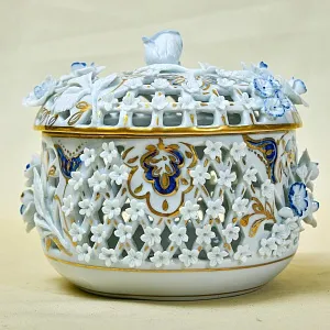 Классическая Фарфоровая Шкатулка - Бонбоньерка «РОЗОВЫЙ БУТОН», Сiche of Milan Италия.