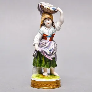 Коллекционная Фарфоровая Статуэтка «Девочка - Торговка рыбой», VOLKSTEDT Германия -50 гг.