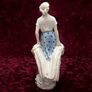 Редкость!!!  Фарфоровая Статуэтка «Девушка со снопами» Рижский ФЗ - CCCР -1956 год.