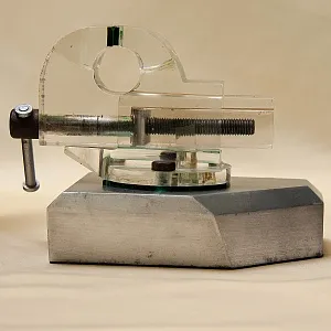 Настольный Сувенир - Памятный Подарок - «Слесарные Тиски» Металл, Оргстекло - СССР - 70 гг.