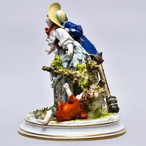 Антикварная Фарфоровая статуэтка «Влюбленная пара. Прятки у колодца», VOLKSTEDTER Германия.