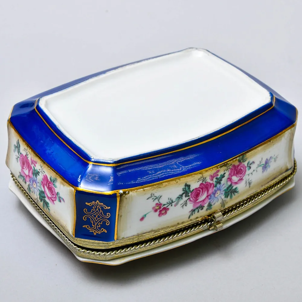 Винтажная Фарфоровая Шкатулка «Свидание в саду», Франция - первая половина ХХ века.