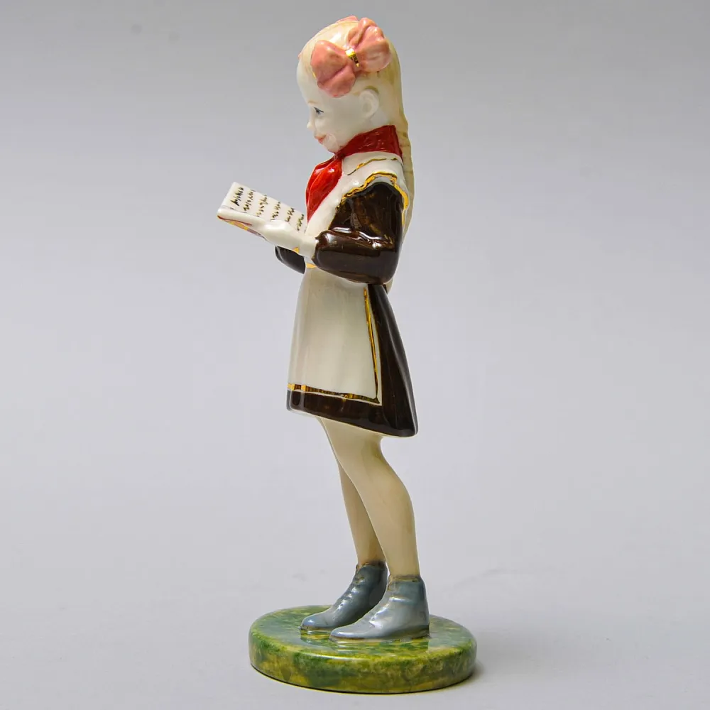 Авторская Коллекционная Фарфоровая Статуэтка «Школьница - Пионерка с учебником», Россия.