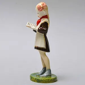 Авторская Коллекционная Фарфоровая Статуэтка «Школьница - Пионерка с учебником», Россия.