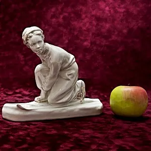 Фарфоровая Статуэтка «Лыжница», ПФЗ Песочное, СССР -1963 год.