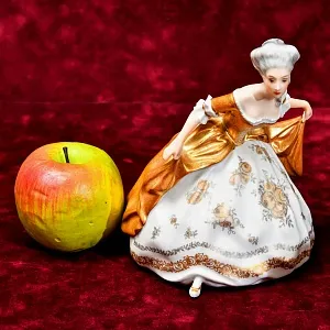 Редкость! Коллекционная Фарфоровая статуэтка «Девушка в золотом платье», ROSENTHAL, Германия - 1974 год.