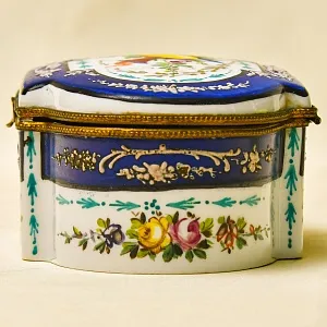 Винтажная Фарфоровая Шкатулка «БУКЕТ С РОЗАМИ», Франция - начало ХХ века.