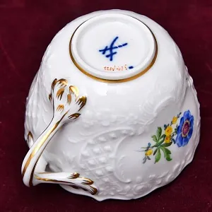 Коллекционая Кофейная пара «Цветочная россыпь», Фарфор MEISSEN Германия, первая половина ХХ века.