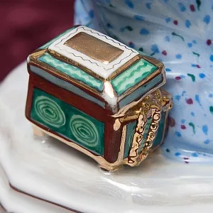 Авторская Фарфоровая статуэтка «Малахитовая шкатулка», СССР Дулево, 50-е года.