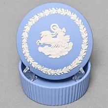 Шкатулка - Бонбоньерка «Античная колесница», фарфор ВЕДЖВУД / WEDGWOOD, Англия, вторая половина ХХ века.