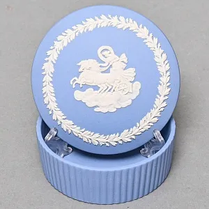 Шкатулка - Бонбоньерка «Античная колесница», фарфор ВЕДЖВУД / WEDGWOOD, Англия, вторая половина ХХ века.