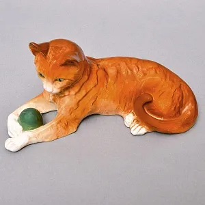 Коллекционная Фарфоровая статуэтка «Кошка с мячом», Sitzendorf Германия, вторая половина ХХ века.