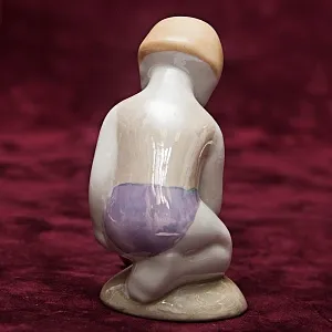 Фарфоровая статуэтка «Девочка с корабликом», СССР Сысертский фарфоровый завод, 1960 - 1977 гг. 