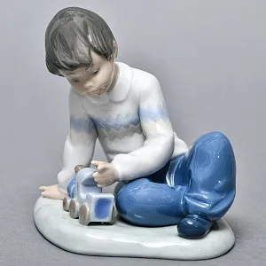 Коллекционная Фарфоровая статуэтка «Мальчик с паровозиком», NAO by Lladro Испания. 