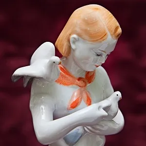 РЕДКОСТЬ!! Фарфоровая Статуэтка «Пионерка с голубями», ЛФЗ СССР - 1952 год.