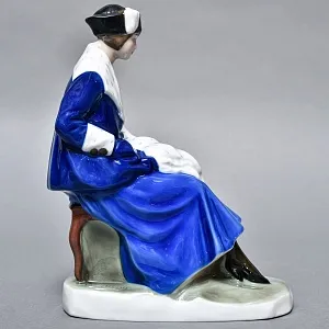 Антикварная фарфоровая статуэтка «Дама с горностаевой муфтой», Fraureuth Германия, 1919 - 1926 годы. 