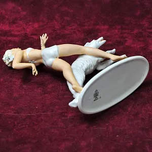 Коллекционная Фарфоровая статуэтка «Девушка с собакой. Бегущие», Schau Bach Kunst Германия - 1953 год.