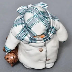 Авторская Коллекционная Фарфоровая Статуэтка «Укутыш - Прогулка с Мишкой», Россия.