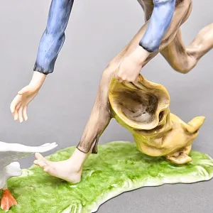 Коллекционная Фарфоровая статуэтка «Ловец гусей. Мальчик и гуси», KAISER Германия, 1979 - 1990 годы. 