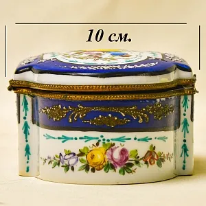 Винтажная Фарфоровая Шкатулка «БУКЕТ С РОЗАМИ», Франция - начало ХХ века.