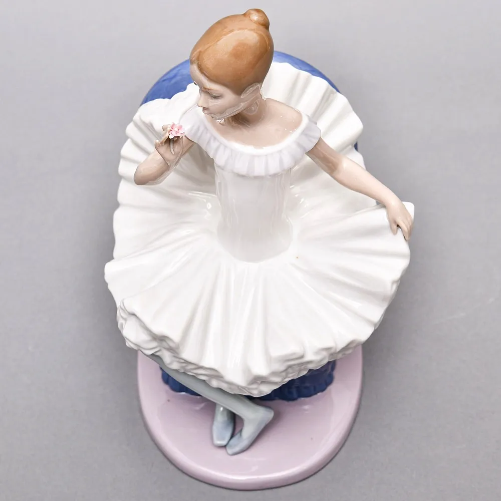 Коллекционная Фарфоровая статуэтка «Балерина в кресле с цветком», Nao by Lladro Испания.