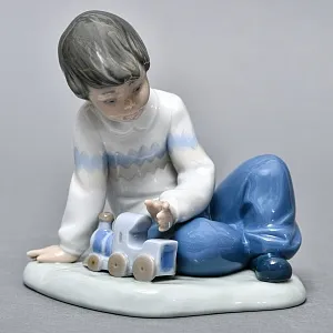 Коллекционная Фарфоровая статуэтка «Мальчик с паровозиком», NAO by Lladro Испания. 