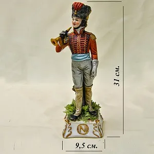 Коллекционная Фарфоровая статуэтка «Солдат. Гусар - горнист» из серии «Армия Наполеона», Capodimonte Италия.