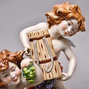 Антикварная Фарфоровая статуэтка «Урожай. Путти, собирающие виноград», Carl Thieme Германия.