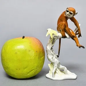 Коллекционная Фарфоровая статуэтка «Обезьяна на ветке», Hutschenreuther Германия.