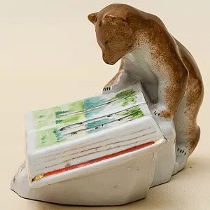 Фарфоровая статуэтка «Медведь с книгой», Октябрьский (Башкирский) фарфоровый завод СССР, 70-е гг.