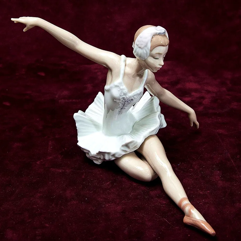 Коллекционная Фарфоровая статуэтка «Балерина - Лебединое озеро» Lladro, Испания.