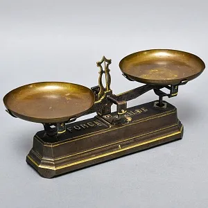 Антикварные Кухонные весы с двумя латунными чашами FОRCE на 2кг. Франция начало ХХ века!