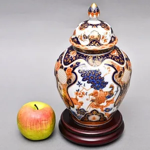 Коллекционный Вазон - Ваза с крышкой на подставке из серии «Yokohama» H - 29 см., Фарфор KAISER, Германия.