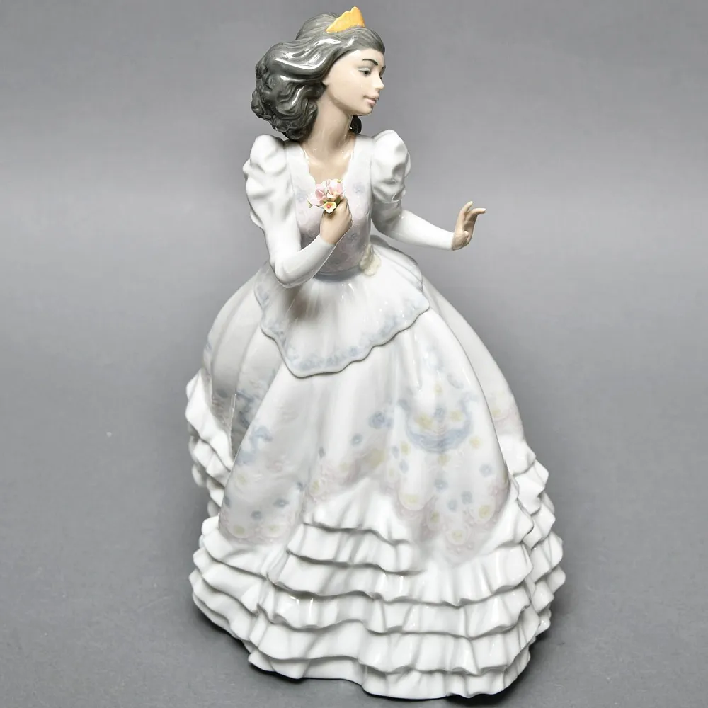 Коллекционная Фарфоровая статуэтка «Девушка в бальном платье», Lladro Испания, 2000 - 2004 годы. 