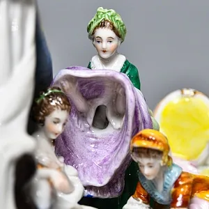 Миниатюрная Фарфоровая статуэтка «Утренние одевания», Scheibe Alsbach Германия, первая половина ХХ в. 