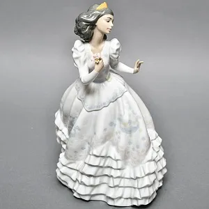 Коллекционная Фарфоровая статуэтка «Девушка в бальном платье», Lladro Испания, 2000 - 2004 годы. 