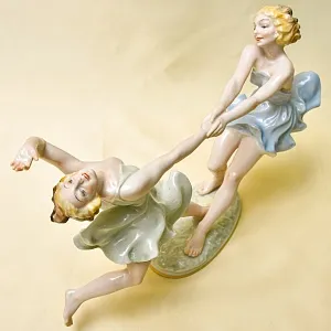 Авторская Коллекционная Статуэтка «ПОДРУГИ. ТАНЕЦ», фарфор Hutschenreuther, Германия 1955-1968 годы. 