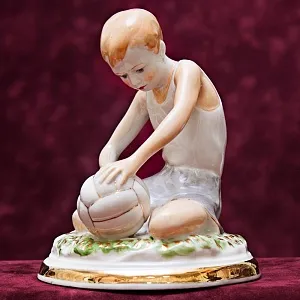 Фарфоровая статуэтка «Мальчик, надувающий мяч», «Красный фарфорист» Чудово, СССР -1956 год. 
