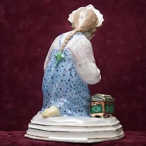 Авторская Фарфоровая статуэтка «Малахитовая шкатулка», СССР Дулево, 50-е года.