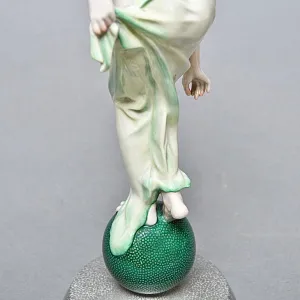 Антикварная Фарфоровая статуэтка «Обнаженная девушка на шаре», Rosenthal Германия - 1935 год. 