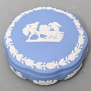 Шкатулка - Бонбоньерка «Колесница», фарфор ВЕДЖВУД / WEDGWOOD, Англия, вторая половина ХХ века.
