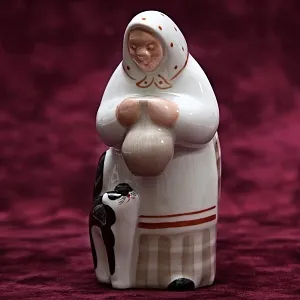 Фарфоровая статуэтка «Бабушка с котом и крынкой молока», ДФЗ Вербилки, СССР -1954–1965 годы.