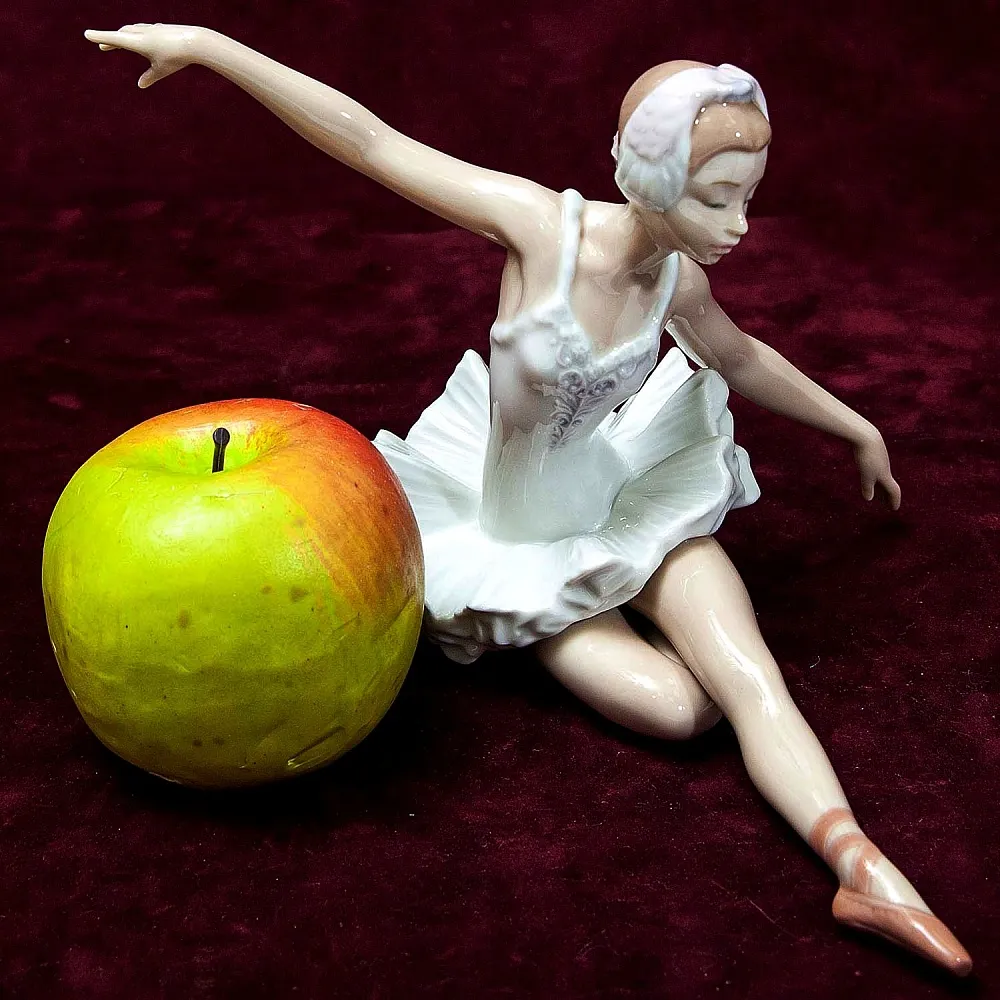 Коллекционная Фарфоровая статуэтка «Балерина - Лебединое озеро» Lladro, Испания.
