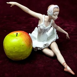 Коллекционная Фарфоровая статуэтка «Балерина - Лебединое озеро» Lladro, Испания.