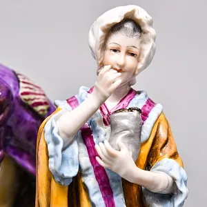 Коллекционная Фарфоровая статуэтка «Жареные каштаны», VOLKSTEDT Германия, середина ХХ века. 