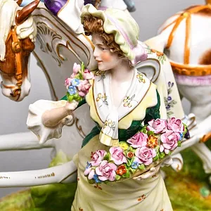 Большая Фарфоровая статуэтка «Дама в паланкине и Цветочница», Scheibe-Alsbach Германия, середина ХХ века.